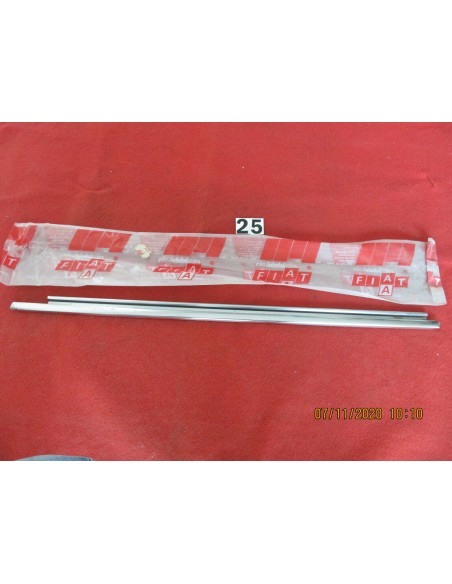 4462859 modanatura raschiavetro porta anteriore cromato fiat -  Az Ricambi  Sei alla ricerca di ricambi per la tua auto d’epoca?